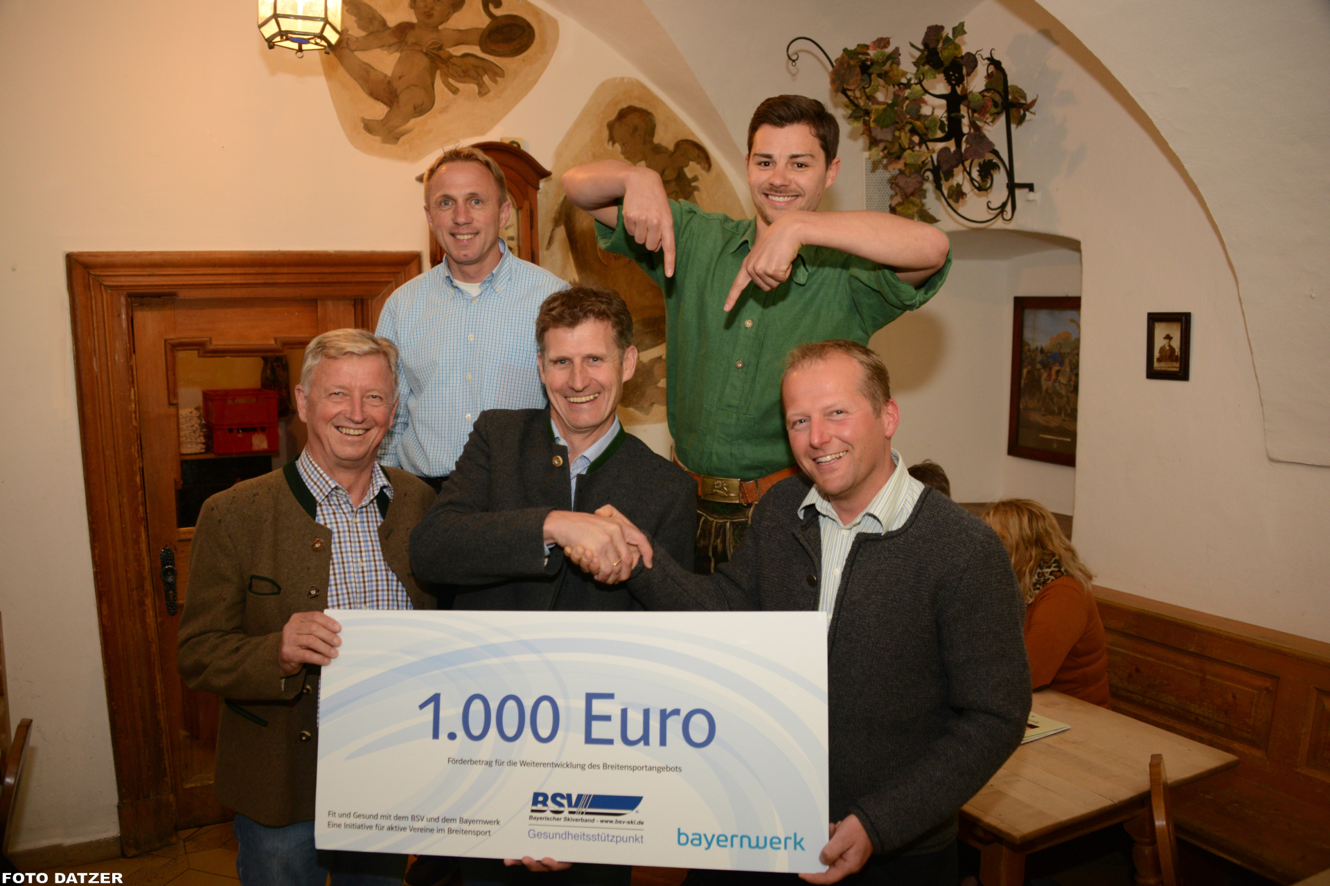 140527 Scheckuebergabe SCKreuth 0015 n