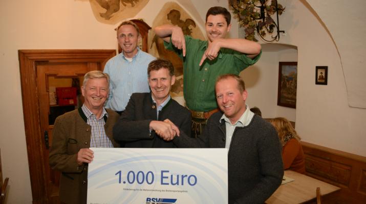 140527 Scheckuebergabe SCKreuth 0015 n